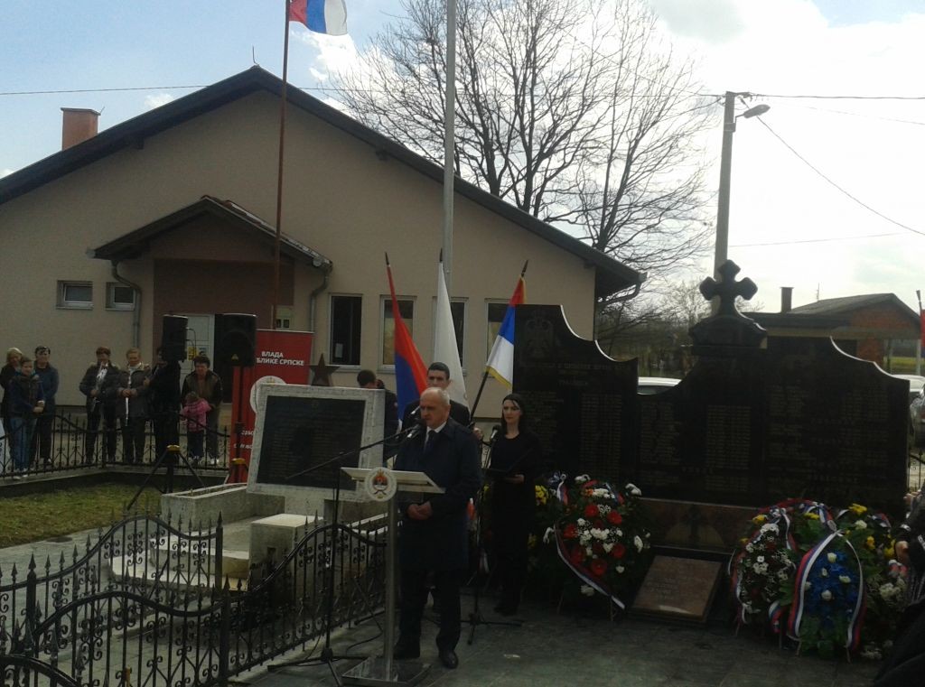 ministar Djokic kod spomenika u Grbavici