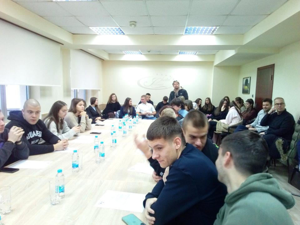 Mladi ambasadori iz 17 gradova BiH danas u Distriktu sa vršnjacima razgovarali o slobodi okupljanja i izražavanja