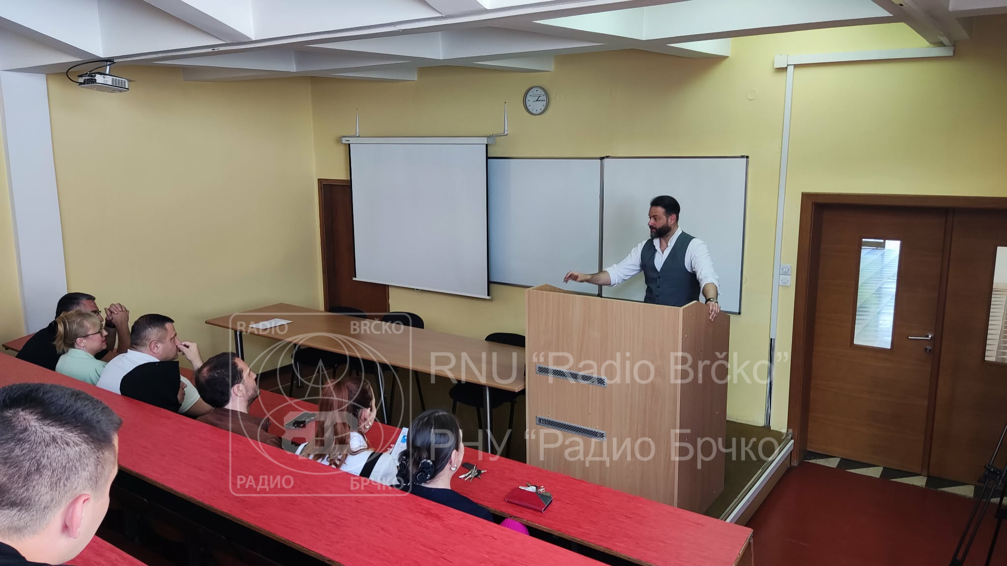 Ekonomski fakultet Brčko: Održano stručno predavanje o falsifikovanju novčanica Ekonomski fakultet Brčko: Održano stručno predavanje o falsifikovanju novčanica