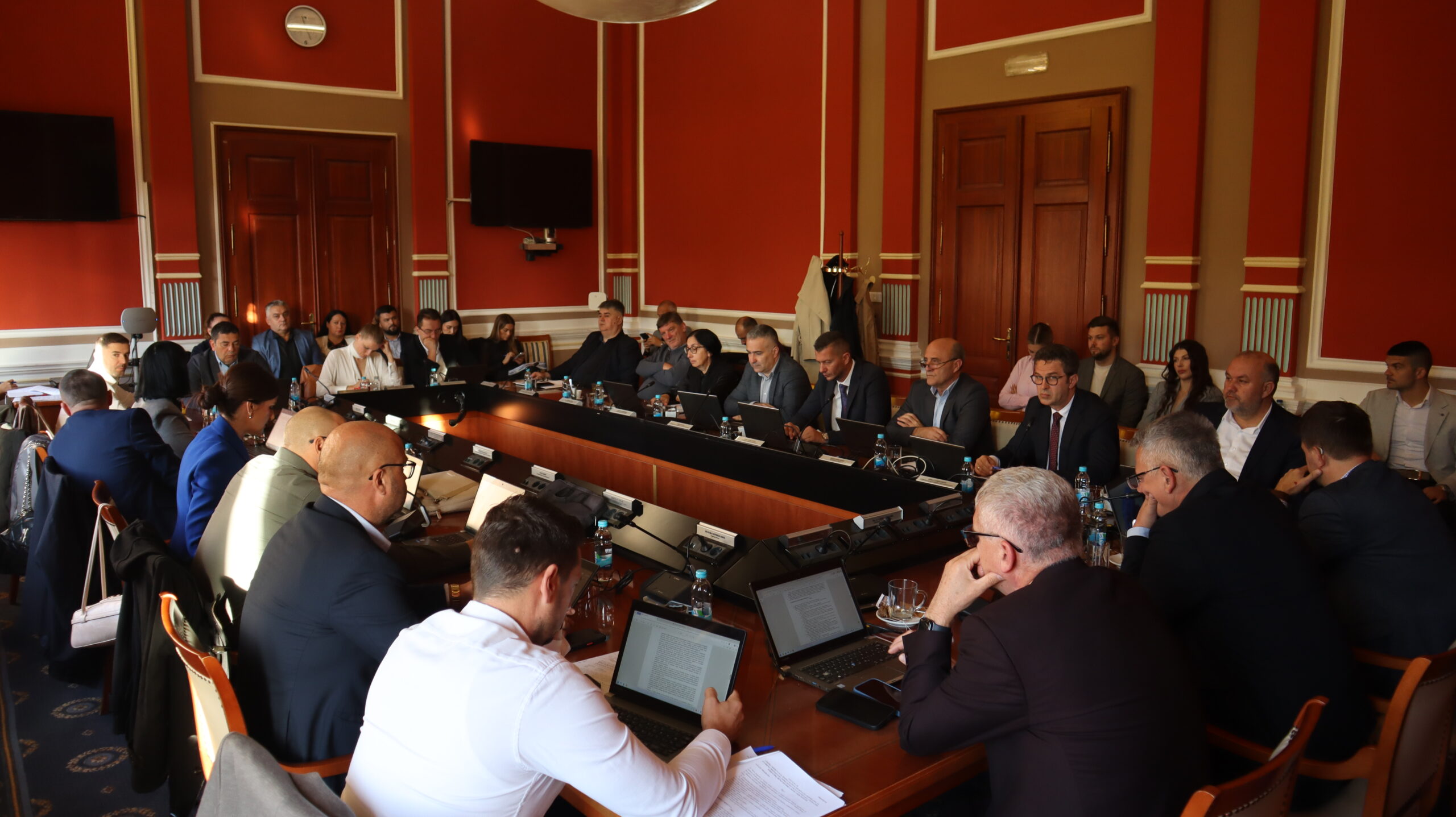 Vlada povećala izdvajanja za stipendije i odobrila program stambenog zbrinjavanja u ruralnim područjima Vlada povećala izdvajanja za stipendije i odobrila program stambenog zbrinjavanja u ruralnim područjima
