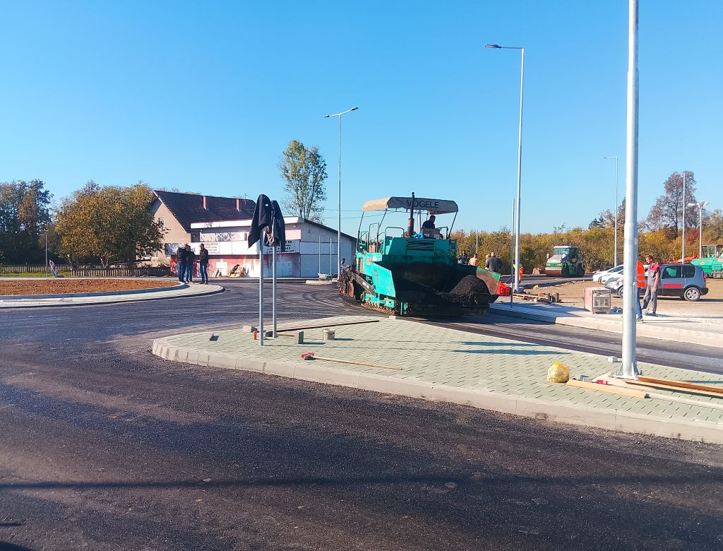 Brčko: Završni radovi na kružnoj raskrsnici u Dubravama Brčko: Završni radovi na kružnoj raskrsnici u Dubravama